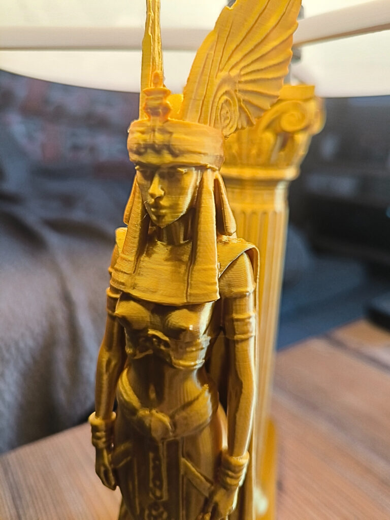 Lampe égyptienne artisanale en impression 3D, abat-jour lithophanie illuminé avec pyramides d’Égypte sur une table en bois.