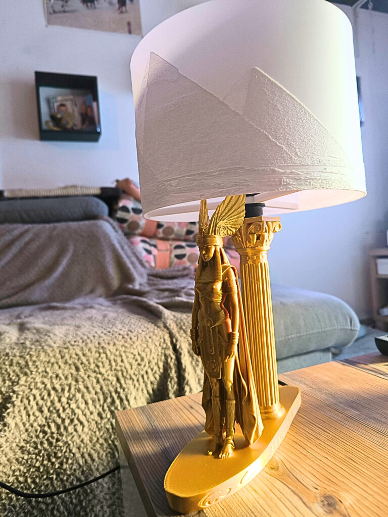 Lampe égyptienne artisanale en impression 3D, abat-jour lithophanie illuminé avec pyramides d’Égypte sur une table en bois.