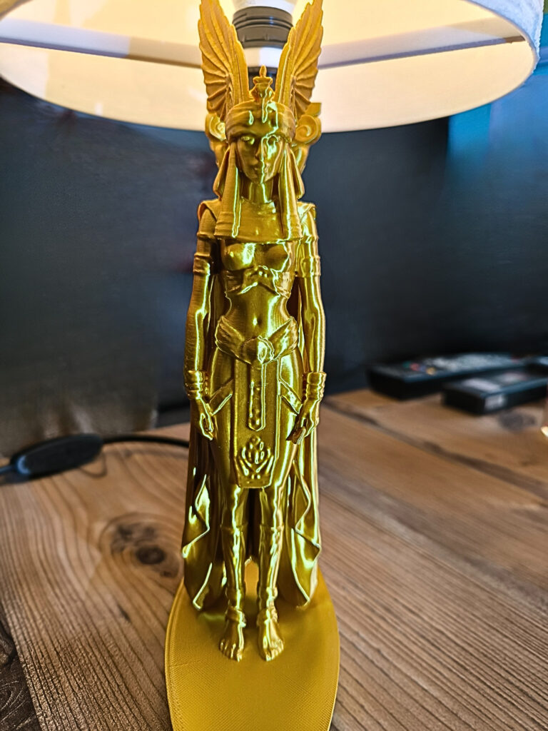 Lampe égyptienne artisanale en impression 3D, abat-jour lithophanie illuminé avec pyramides d’Égypte sur une table en bois.