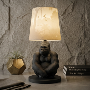 Découvrez la Lampe Gorille, un luminaire décoratif unique fabriqué artisanalement par impression 3D en PLA, par 2R3D en Provence. Avec sa silhouette sculpturale de 46 cm de hauteur et son abat-jour intégré de 20 cm, elle habille salon, bureau ou chambre d'une atmosphère à la fois naturelle et contemporaine. Compatible uniquement avec ampoule LED (non fournie), elle se branche simplement sur secteur. Chaque pièce est imprimée à la demande, garantissant un objet singulier, robuste et respectueux des matériaux
