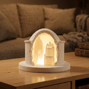Veilleuse Sainte Sara des Saintes-Maries-de-la-Mer en PLA, conçue et imprimée en France par 2R3D, avec LED multicolore télécommandée pour choisir l’ambiance lumineuse, représentant l’église fortifiée, la crypte et les symboles de Sainte Sara la Noire, patronne des voyageurs, idéale pour une décoration spirituelle apaisante